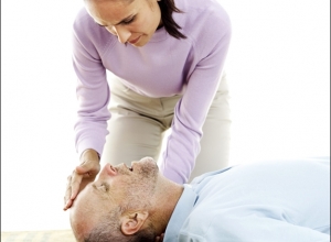 Cách sơ cứu người bị hạ huyết áp tại nhà nhanh chóng, an toàn tránh gây biến chứng